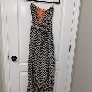 Strapless patterned dress with slit for leg